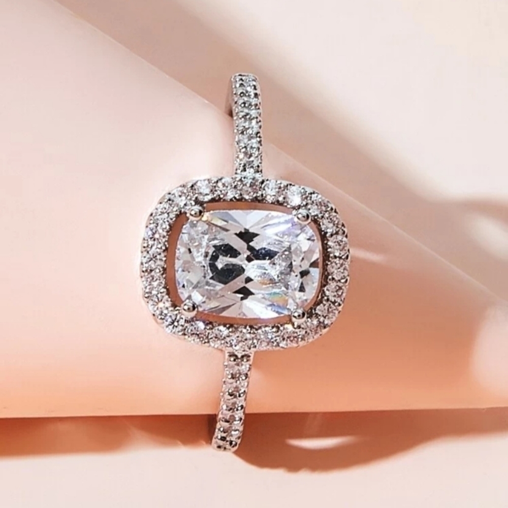 Gorgeous Rhinestone Ring Size 7.5 - Picture 3 of 6